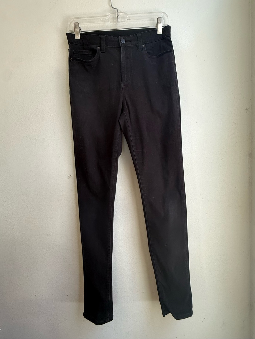 Minimal black UNIQLO skinny jeans with stretch ✨
